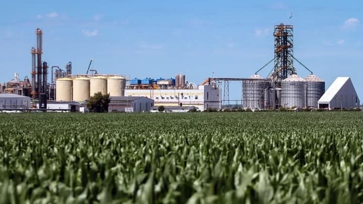Planta de biocombustibles junto a un campo: la cadena que alimenta los generadores de eventos masivos