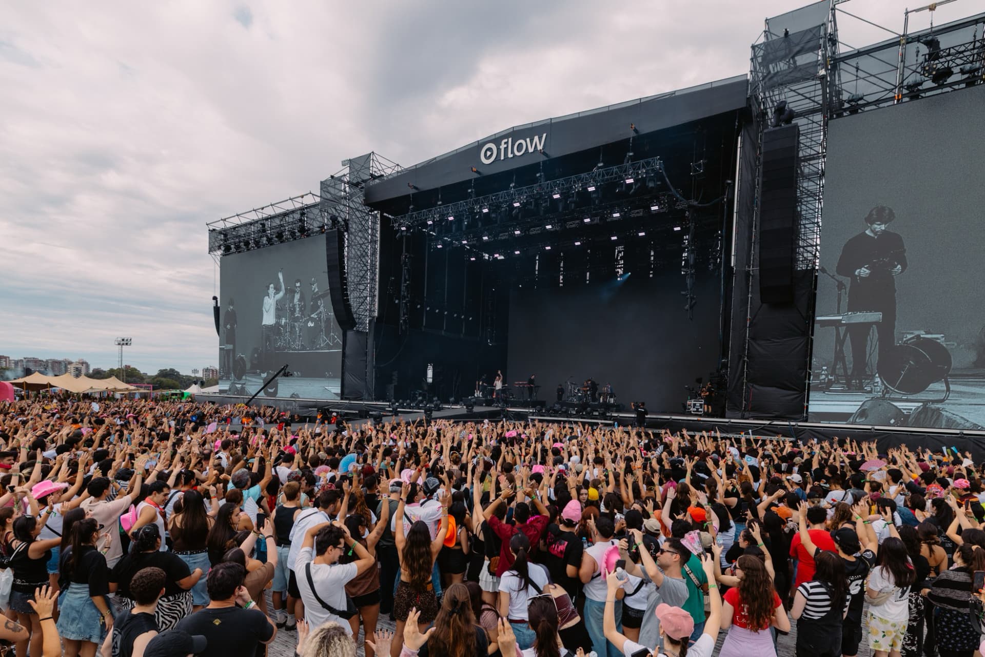Activadores ambientales midiendo la huella de carbono en un evento